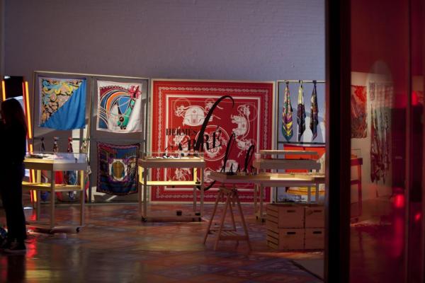 Τα κλασικά τετράγωνα μεταξωτά μαντήλια σε έξι νέα σχέδια