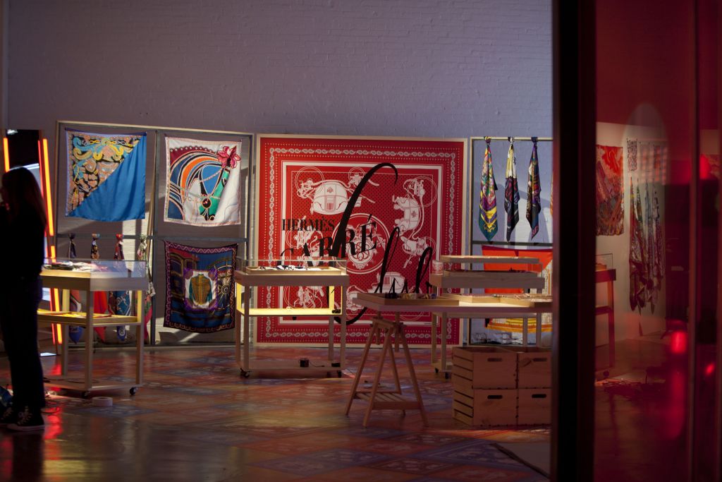 Τα κλασικά τετράγωνα μεταξωτά μαντήλια σε έξι νέα σχέδια