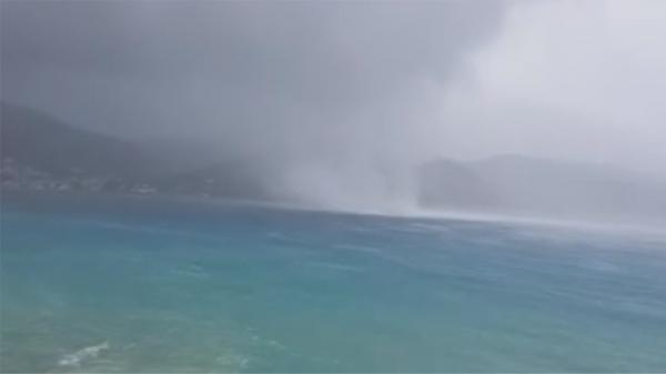 Εντυπωσιακό βίντεο με υδροστρόβιλο στον Πόρο