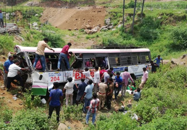 Ινδία: Τουλάχιστον 55 νεκροί από πτώση λεωφορείου σε χαράδρα