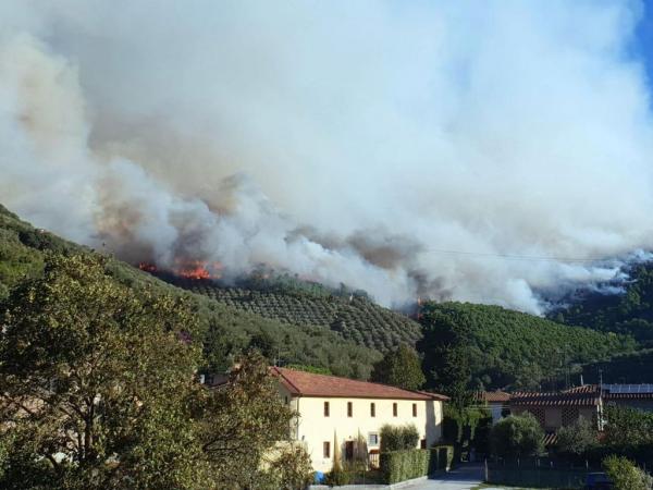 Μεγάλη φωτιά καίει δασική έκταση στην Τοσκάνη