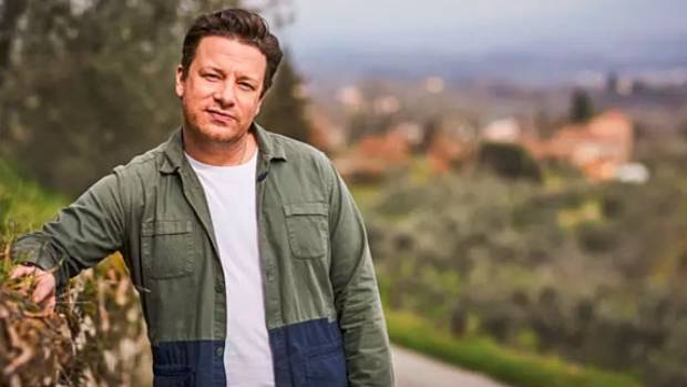 Ο Τζέιμι Όλιβερ καταδίωξε και ακινητοποίησε διαρρήκτη που προσπάθησε να μπει σπίτι του