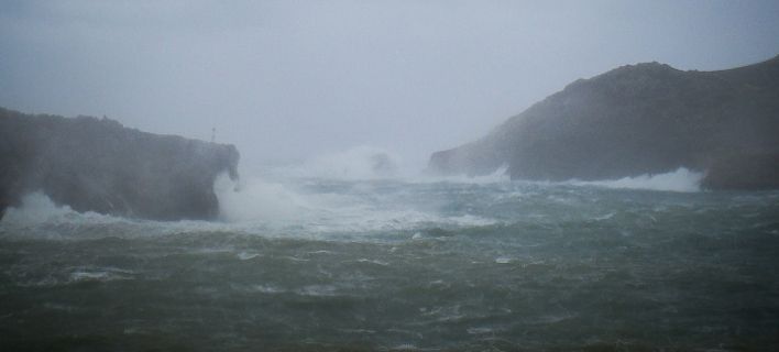 Κακοκαιρία πλήττει και την Κόρινθο – Σε χείμαρρους έχουν μετατραπεί οι δρόμοι