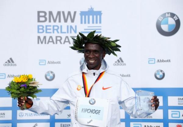 Έσπασε το παγκόσμιο ρεκόρ ο μαραθωνοδρόμος Κιπτσόγκε