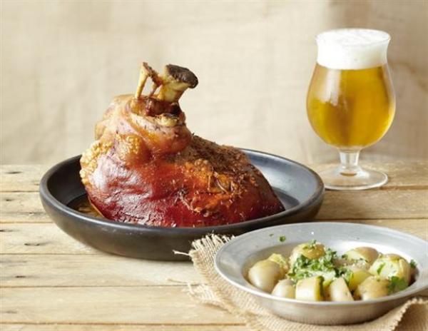 Χοιρινό κότσι με κύμινο και μπίρα