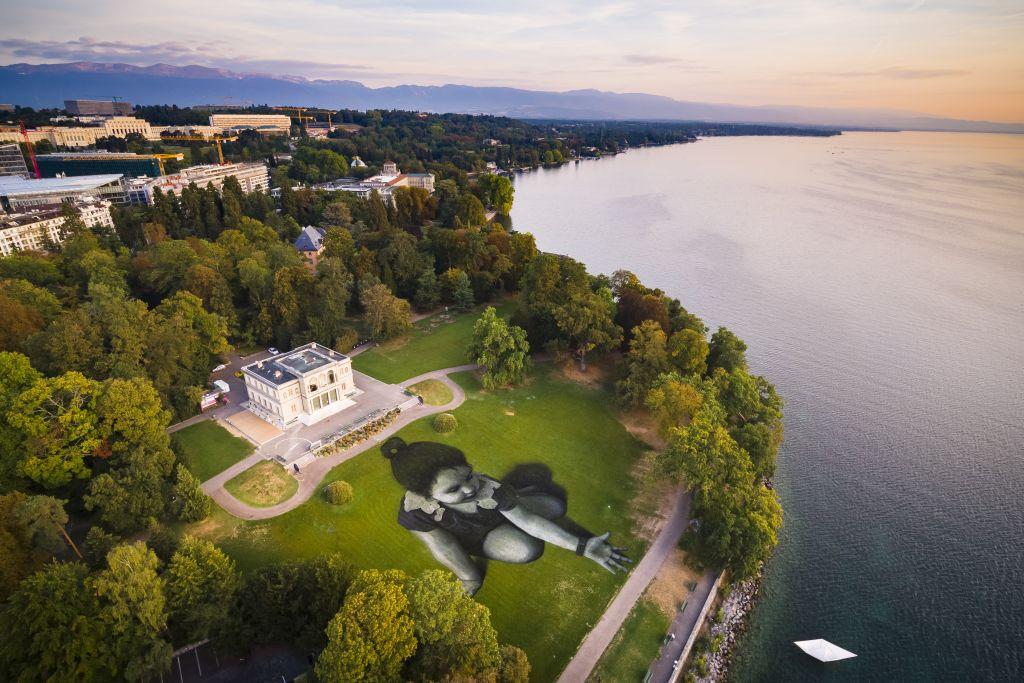 Ένα κοριτσάκι δίνει μήνυμα ελπίδας σε πάρκο της Γενεύης