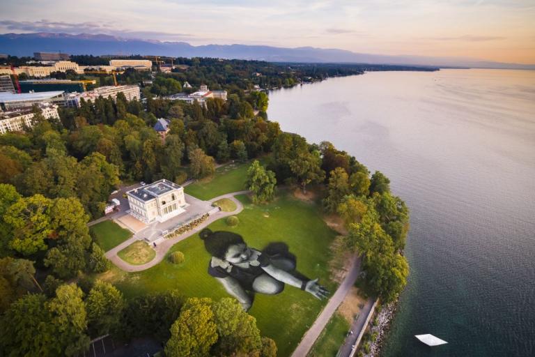 Ένα κοριτσάκι δίνει μήνυμα ελπίδας σε πάρκο της Γενεύης