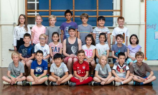 Ο Στιβ ΜακΚουίν φωτογραφίζει όλους τους μαθητές της 3ης δημοτικού του Λονδίνου