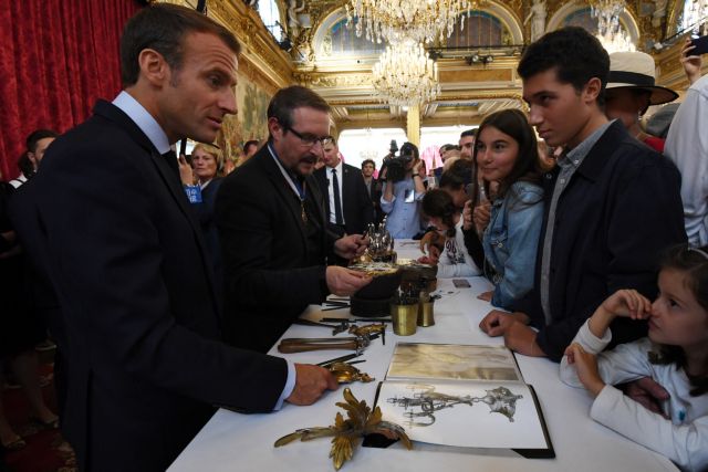 Ο Μακρόν συμβουλεύει άνεργο νεαρό να αλλάξει τομέα για να βρει δουλειά