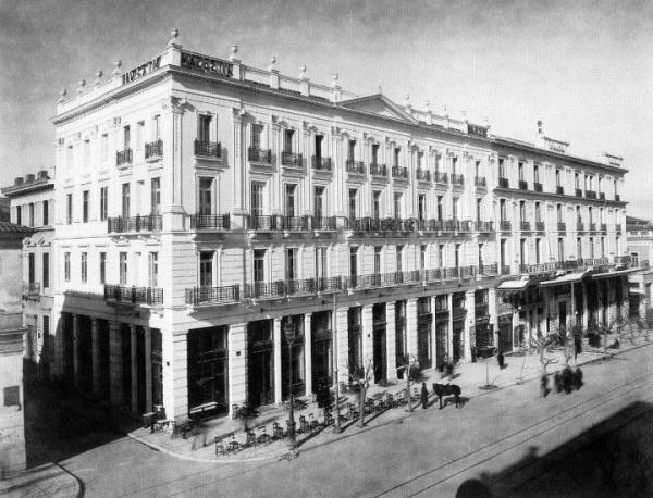 «Ματζέστικ»: Το πάλαι ποτέ μεγαλοπρεπές ξενοδοχείο στο κέντρο της Αθήνας