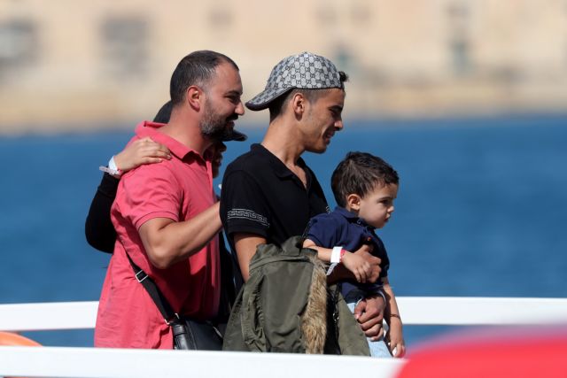 Μάλτα: Οι 58 μετανάστες του Aquarius αποβιβάστηκαν στο λιμάνι της Βαλέτας