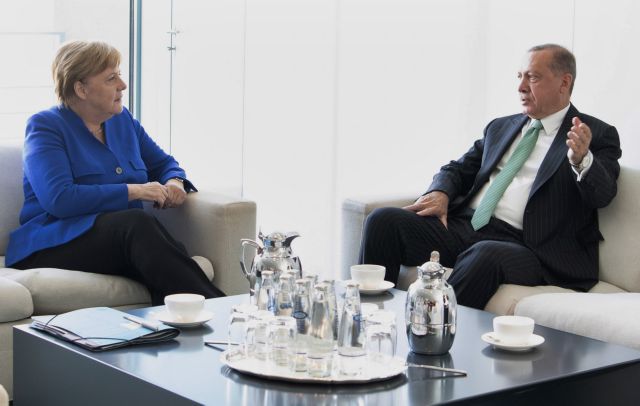 «Κοινά συμφέροντα» και «βαθιές διαφωνίες» στη συνάντηση Μέρκελ – Ερντογάν