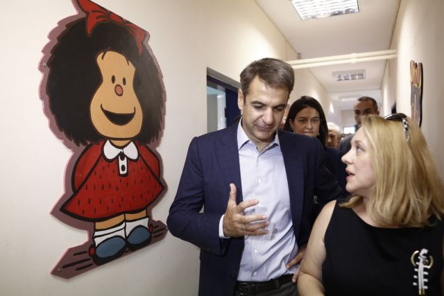 Σε σχολεία της Ραφήνας ο Μητσοτάκης – Ευχές σε μαθητές και εκπαιδευτικούς