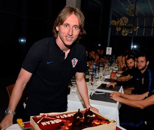 Με τους συμπαίκτες στην εθνική Κροατίας τα γενέθλια του Μόντριτς [Εικόνες]