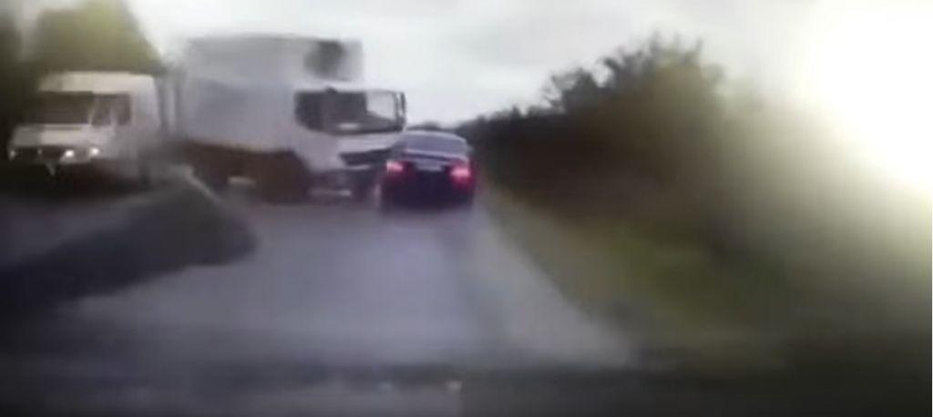 Τρομακτικό τροχαίο για τον Μολδαβό πρόεδρο: Φορτηγό παρέσυρε τη λιμουζίνα του