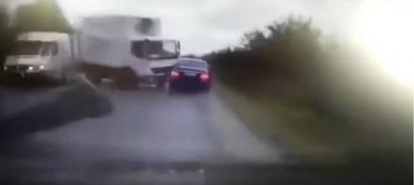 Τρομακτικό τροχαίο για τον Μολδαβό πρόεδρο: Φορτηγό παρέσυρε τη λιμουζίνα του