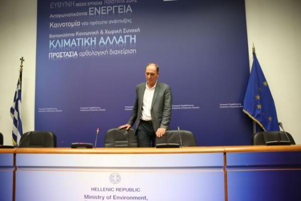 Εξηγήσεις Σταθάκη μετά το σάλο για την εξαγορά εταιρείας συνεργάτη του Ζάεφ από τη ΔΕΗ