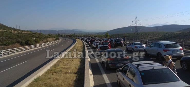 Ουρά χιλιομέτρων στην Αθηνών-Λαμίας μετά από ανατροπή νταλίκας [Εικόνες]