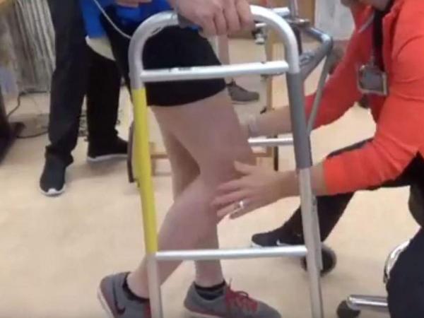 Όταν η τεχνολογία κάνει θαύματα: Ασθενής με πλήρη παράλυση κατάφερε να περπατήσει