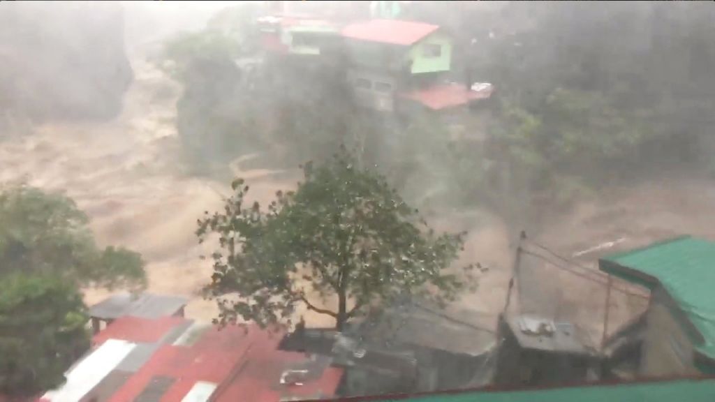 Υπερτυφώνας Μανγκούτ: Τουλάχιστον 30 νεκροί στο πέρασμά του