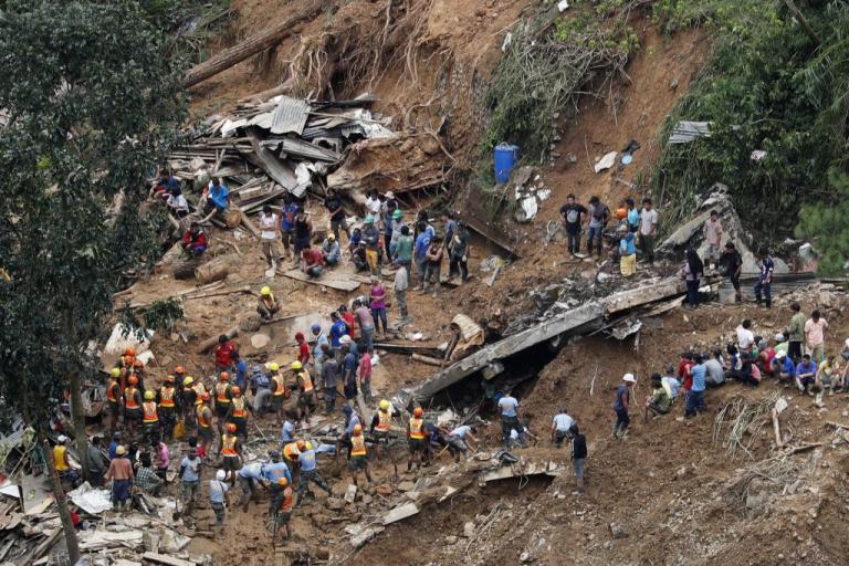 Χάος αφήνει πίσω του ο τυφώνας Μανγκούτ