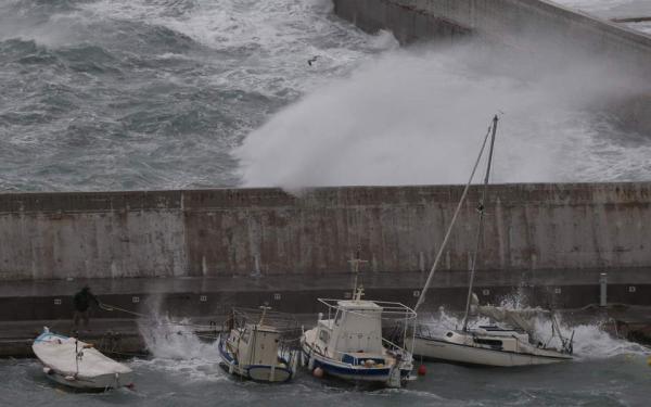 Πελοπόννησος: Βυθισμένα σκάφη άφησε πίσω του ο «Ζορμπάς»