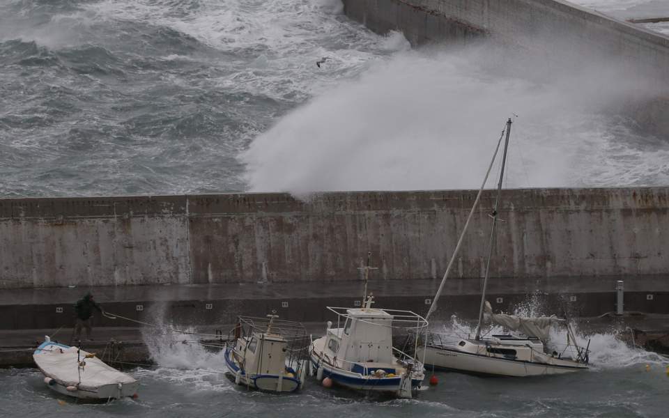 Πελοπόννησος: Βυθισμένα σκάφη άφησε πίσω του ο «Ζορμπάς»