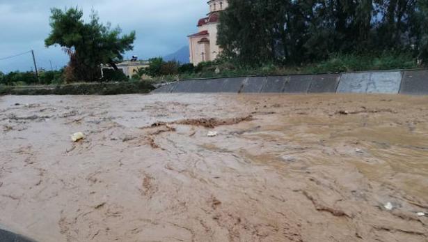 Σαρώνει την Αργολίδα ο «Ζορμπάς»: Ξεχείλισαν ποτάμια, εκκενώνονται οικισμοί