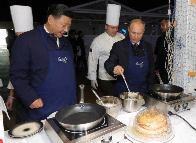 Πούτιν και Σι Τζινπίνγκ μαγειρεύουν τηγανίτες