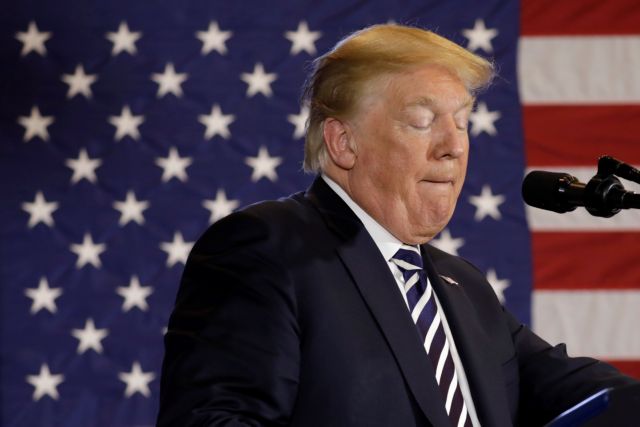 Οι μισοί Αμερικανοί ζητούν την καθαίρεση του Τραμπ