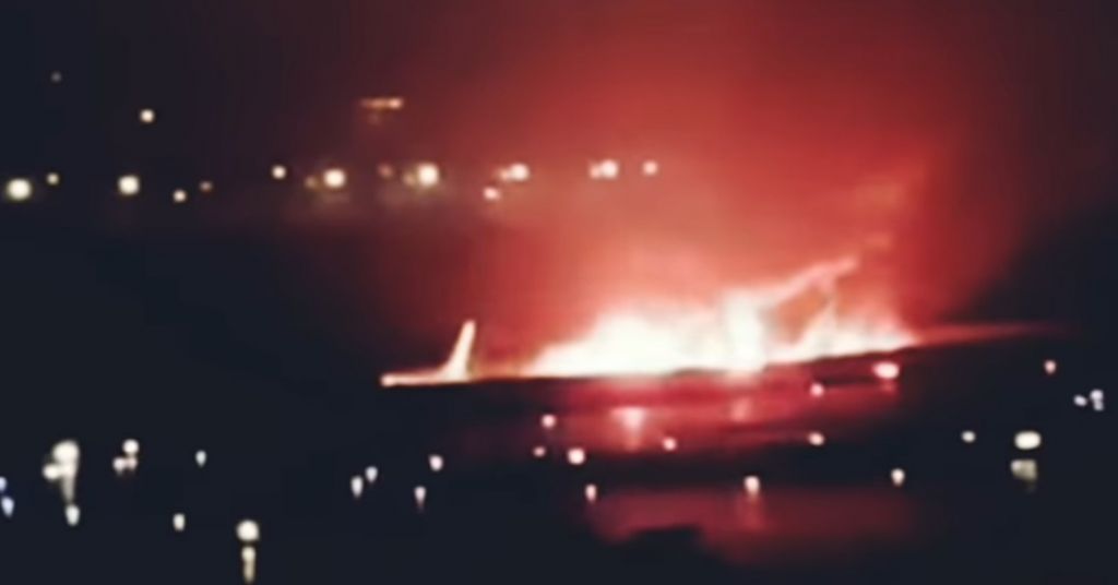 Επιβάτες πηδούν έξω από το φλεγόμενο αεροσκάφος για να σωθούν