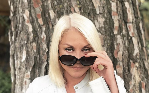 Ρούλα Κορομηλά: Ξέγνοιαστες στιγμές στην παραλία