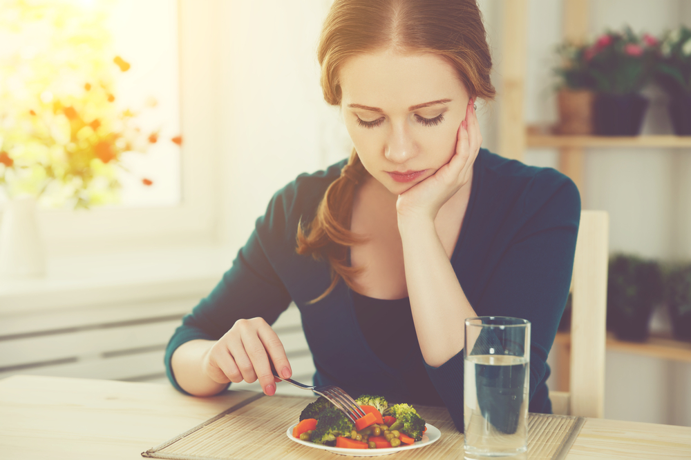Διαιτολόγος εξηγεί γιατί το να τρώτε ελάχιστα δε σας βοηθά να χάσετε βάρος