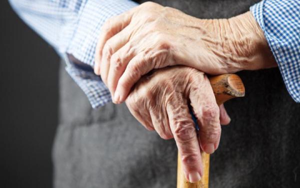 «Παράθυρο» αναβολής των περικοπών στις συντάξεις χηρείας