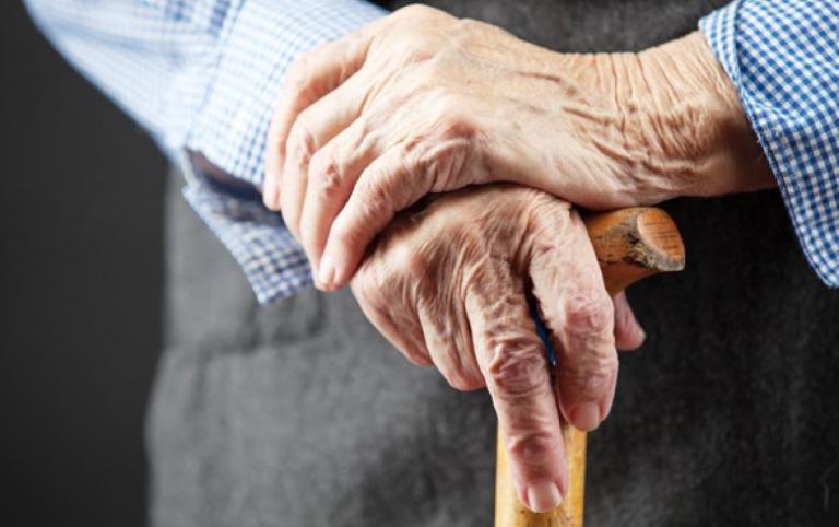 «Παράθυρο» αναβολής των περικοπών στις συντάξεις χηρείας