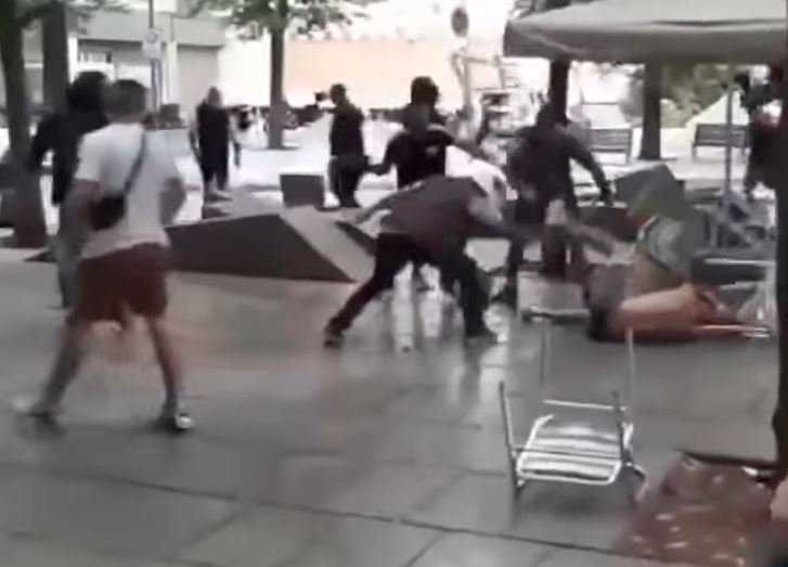 Άγριες συμπλοκές στους δρόμους της Βαρκελώνης ανάμεσα σε χούλιγκαν