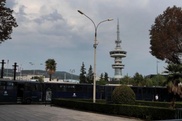 Κλούβες των ΜΑΤ έχουν «σφραγίσει» το Βελλίδειο