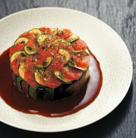 Μικρές «τούρτες» με αρνί, μελιτζάνες, κολοκύθια και ντομάτες