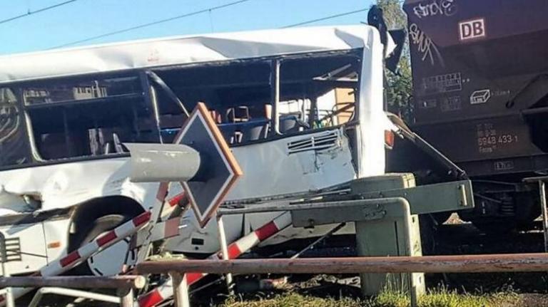 Αυστρία: Σύγκρουση τρένου με λεωφορείο στο Γκρατς