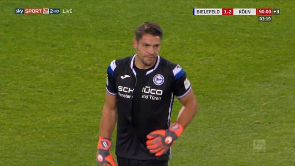 Τη φανέλα του έσκισε ο τερματοφύλακας της Μπίλεφελντ για την διαιτησία