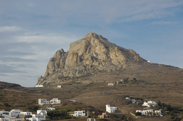 Ξώμπουργο: Το επιβλητικό ύψωμα της Τήνου
