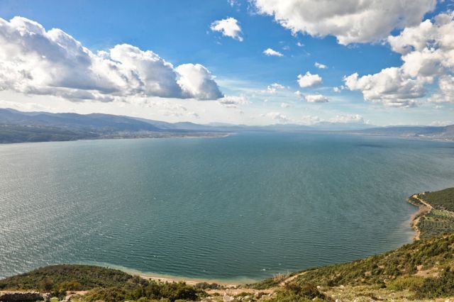 Η ανάπλαση της παραλίμνιας ζώνης της Τριχωνίδας, μια μεγάλη αναπτυξιακή πρόκληση