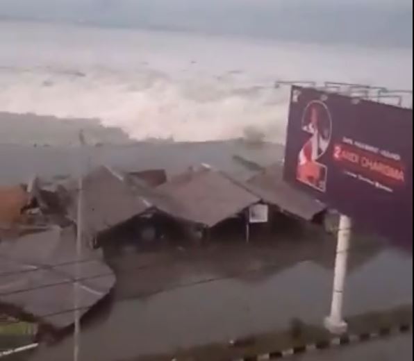 Τσουνάμι στην Ινδονησία μετά τον ισχυρό σεισμό