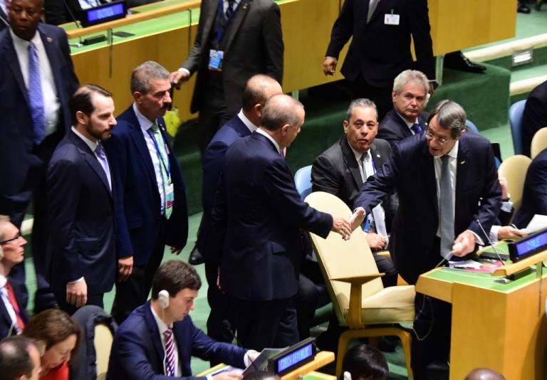 Θερμή χειραψία Αναστασιάδη – Ερντογάν (εικόνες)