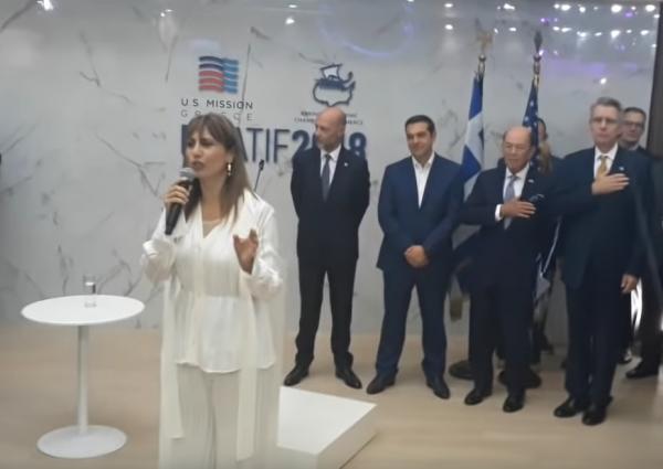 Παρατήρηση στον Τσίπρα για τη στάση του στον Εθνικό Ύμνο