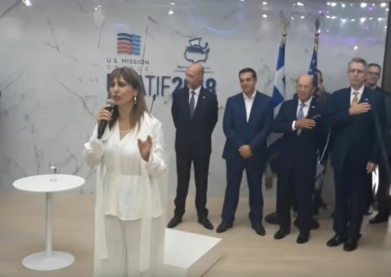 Παρατήρηση στον Τσίπρα για τη στάση του στον Εθνικό Ύμνο