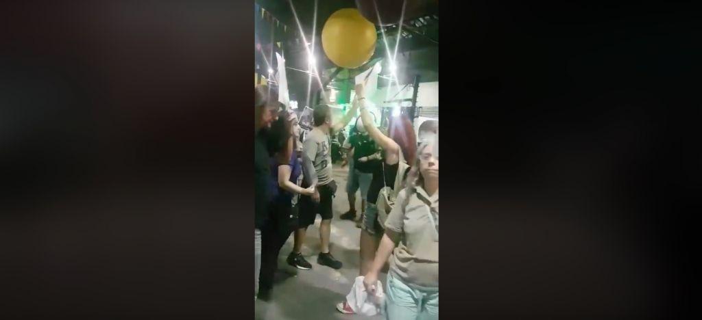 Βίγκαν ακτιβιστές έκαναν έφοδο σε φεστιβάλ για μπέργκερ