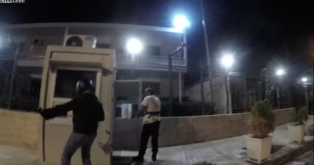 Φρουρός πρεσβείας Ιράν: «Τους είδα ξαφνικά μπροστά μου με κράνη και βαριοπούλες, παρέλυσα»