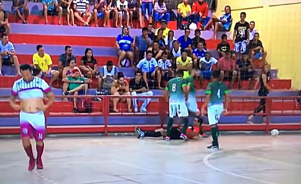 Κουτούλησε και στη συνέχεια κλώτσησε στο κεφάλι διαιτητή