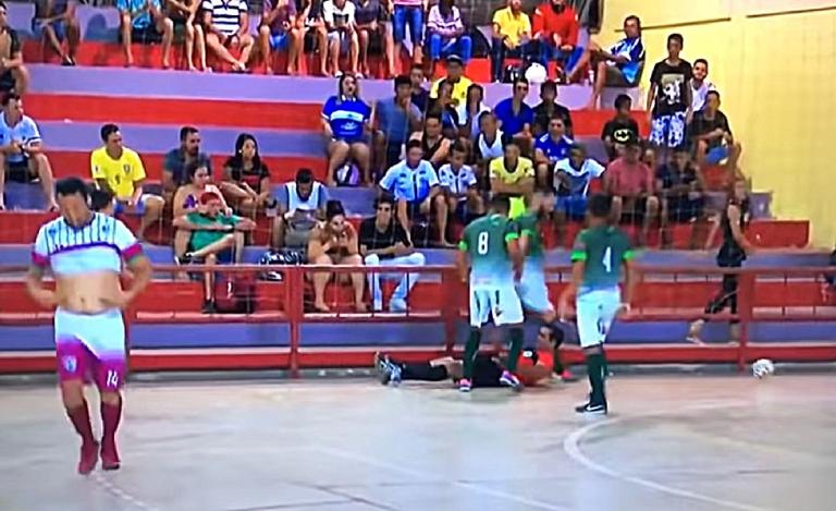 Κουτούλησε και στη συνέχεια κλώτσησε στο κεφάλι διαιτητή